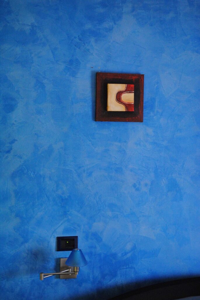 pintura paredes azul en estuco