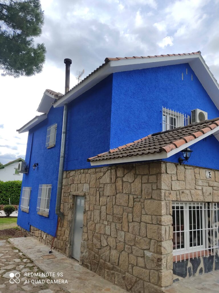 pintura fachada sierra de Madrid, color azul 